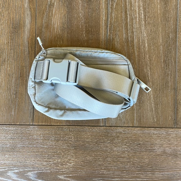 Lululemon Everywhere Belt Bag 1L Gray - Picture 2 of 4